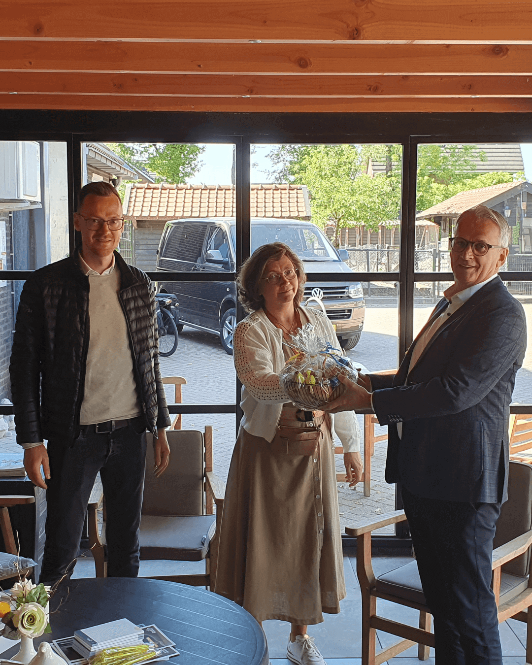 Overhandiging fruitmand aan De Veenhoeve